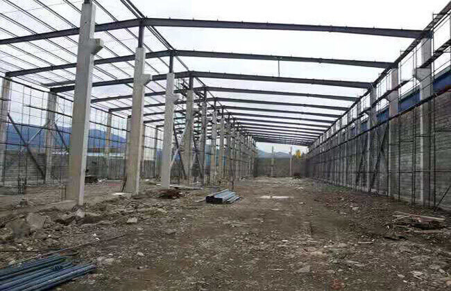 Kundengebundene vorfabrizierte Stahlkonstruktion, die niedriges Kosten Büro-Hotel-Fabrik-Werkstatt-Lager Stahlgebäude-dach-Stahlkonstruktion in Georgia errichtet